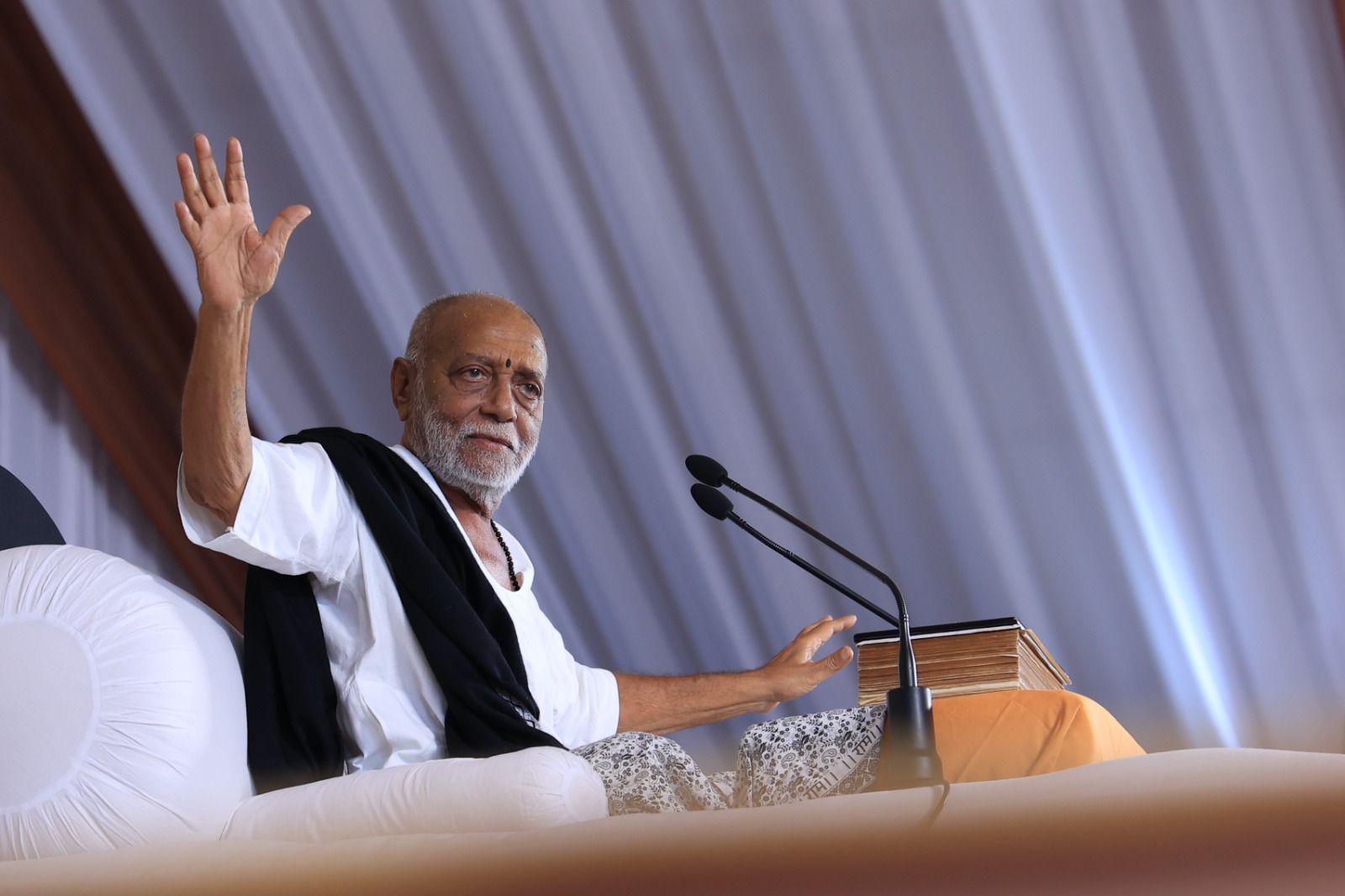 સામ+સાધુ=પરમસાધુ.
